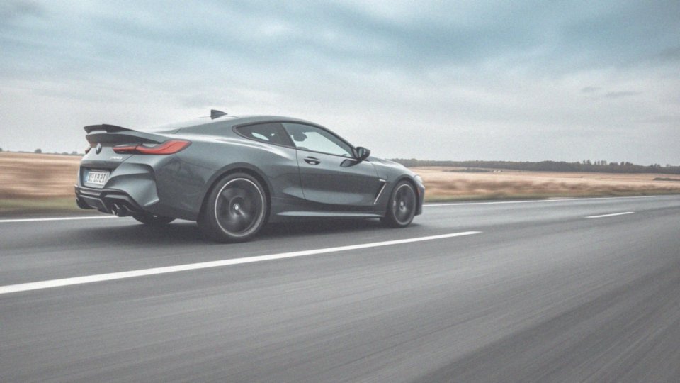 Jakie są osiągi prędkości maksymalnej w BMW M8 Coupé?