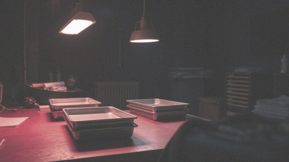 Jak trwały jest proces wywoływania materiałów kolorowych i czarno-białych?